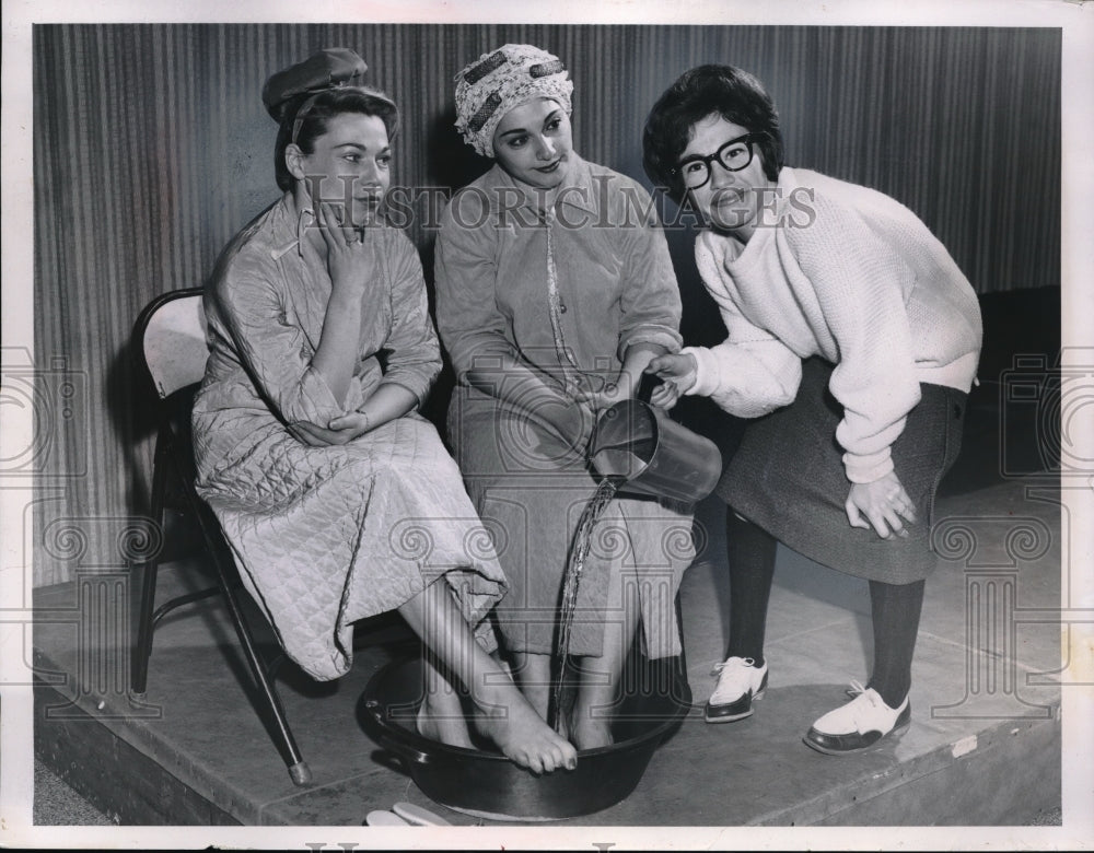 1961 Press Photo Belle Book and Sandal Charlotte Kronenberg, Esther Cohen Shelly Kravitz - Historic Images