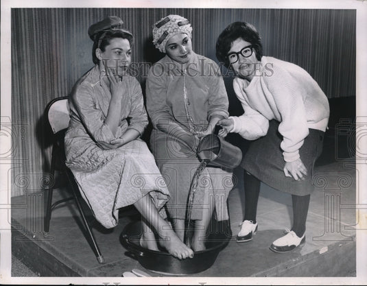 1961 Press Photo Belle Book and Sandal Charlotte Kronenberg, Esther Cohen Shelly Kravitz - Historic Images