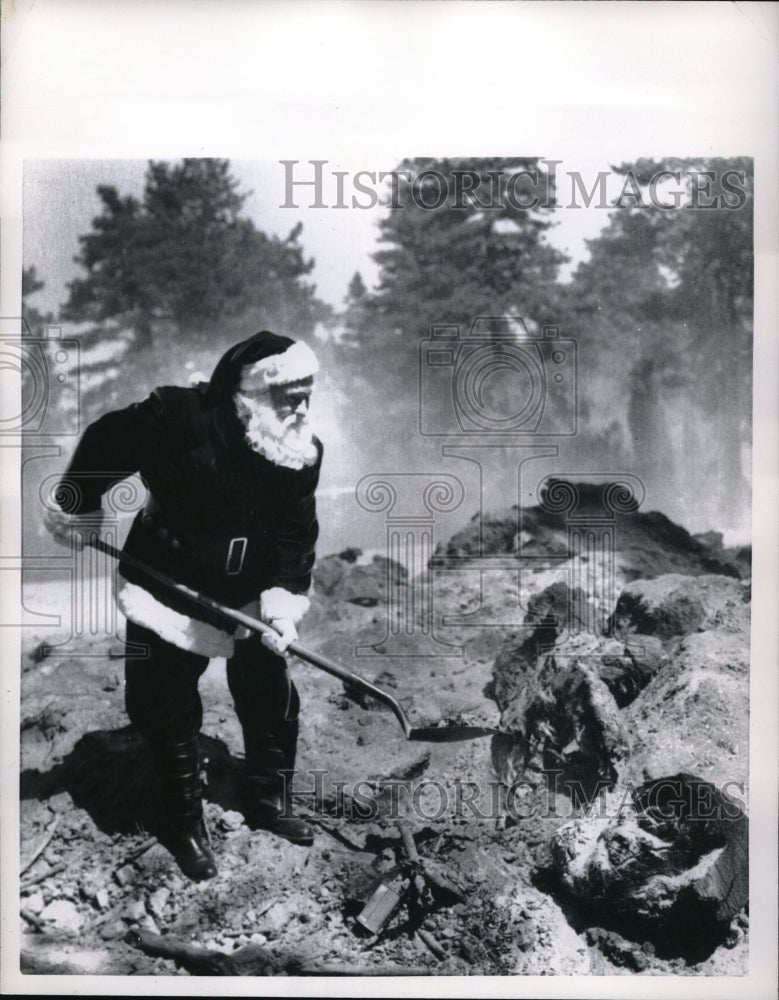 1956 Press Photo Santa Clus Helps battle forest fire in Blue Jay California