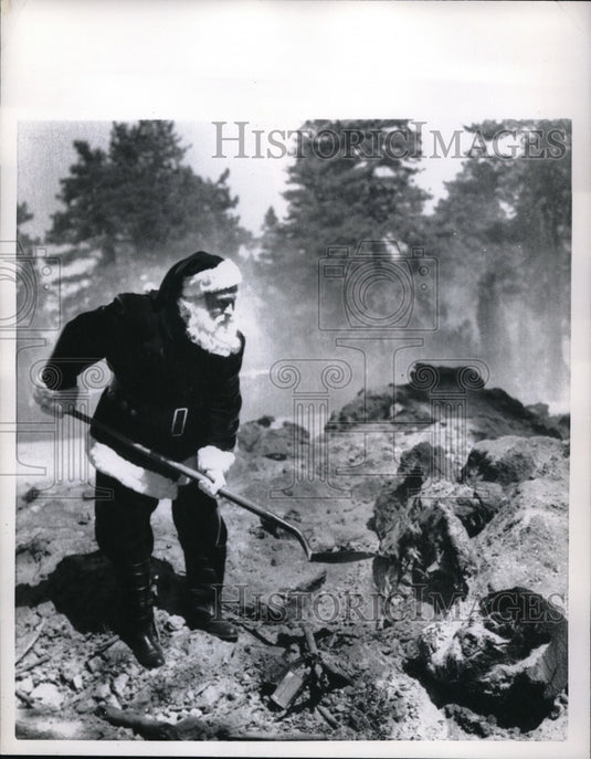 1956 Press Photo Santa Clus Helps battle forest fire in Blue Jay California