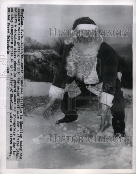 1954 Press Photo Santa Claus Plays In The Snow