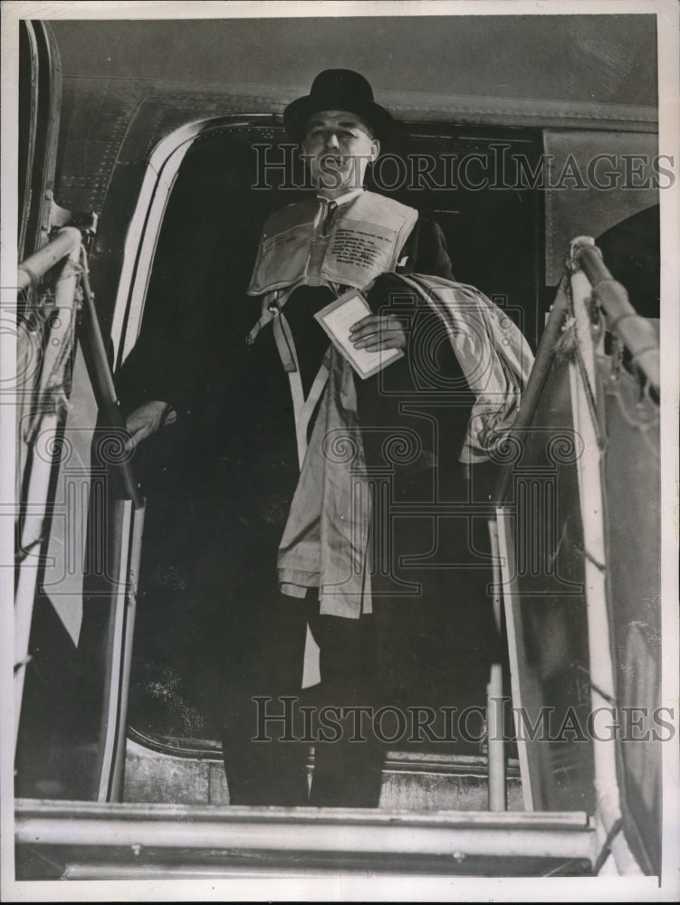 Load image into Gallery viewer, 1946 Press PhotoHamilton Field, Calif. Lord Patrick of Scotland arrives
