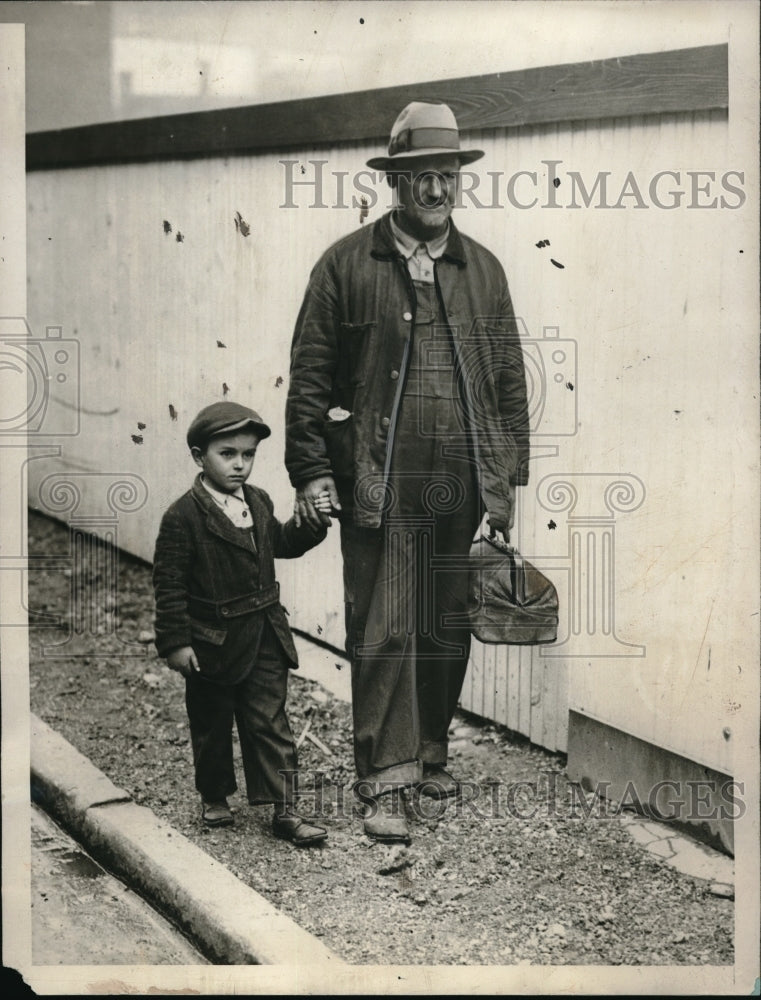 1929 Press Photo Robert Thorton and son Clyde on their way to Pittsburg, Pa. Victims of flood in Mis