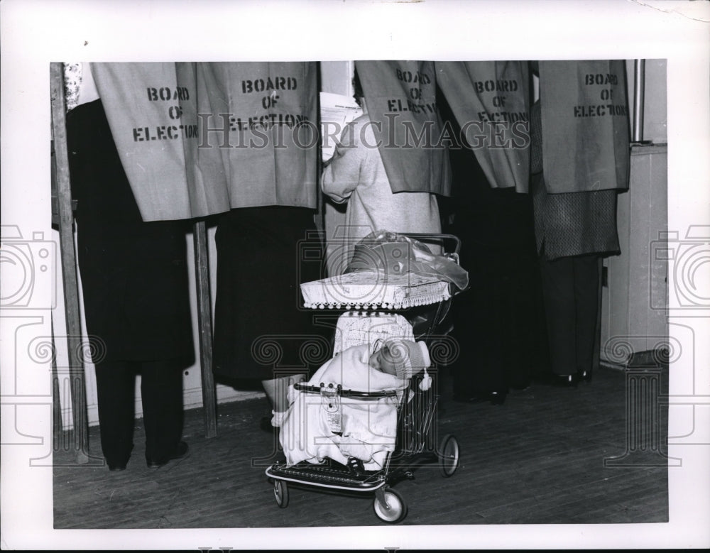 1962 Press Photo Baby Cathy Ann Somich Sleeps as Mom Votes