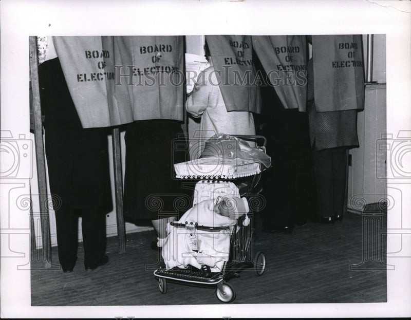 Load image into Gallery viewer, 1962 Press Photo Baby Cathy Ann Somich Sleeps as Mom Votes
