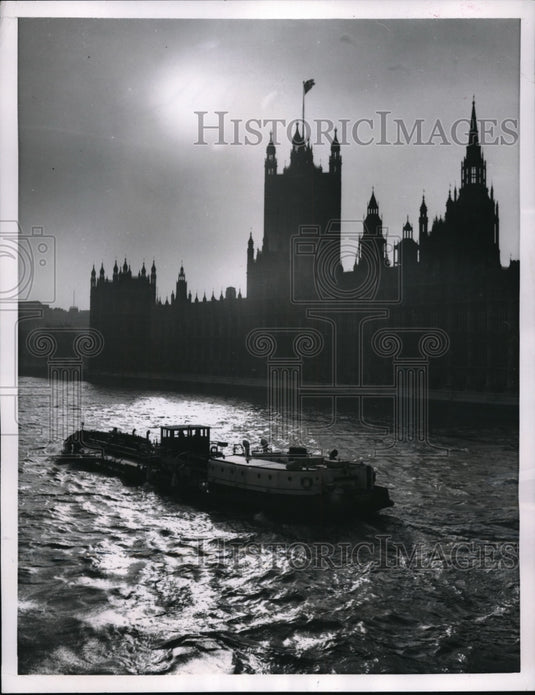 1957 Press Photo Houses of Parliament in London Boats- Historic Images