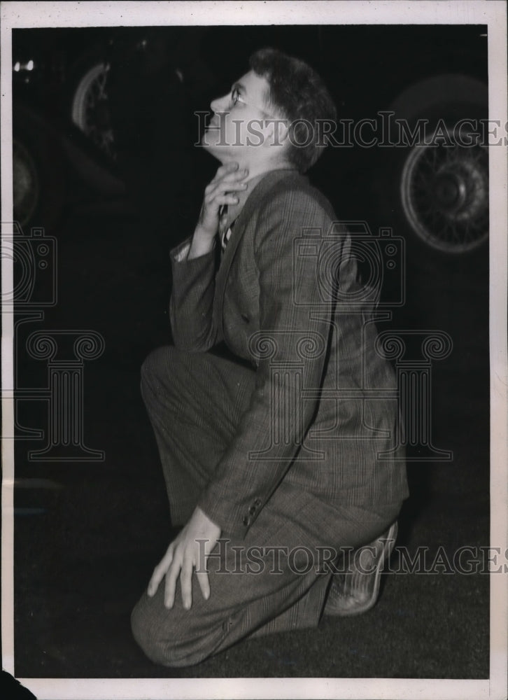 1938 Press Photo In grip of excitement during Raid on Farmingdale, Long Island, New York
