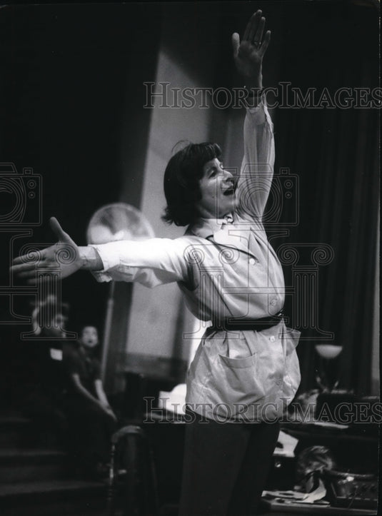 1967 Press Photo Jennet Robins forms the letter L during demonstration at St. Coletta's School for t