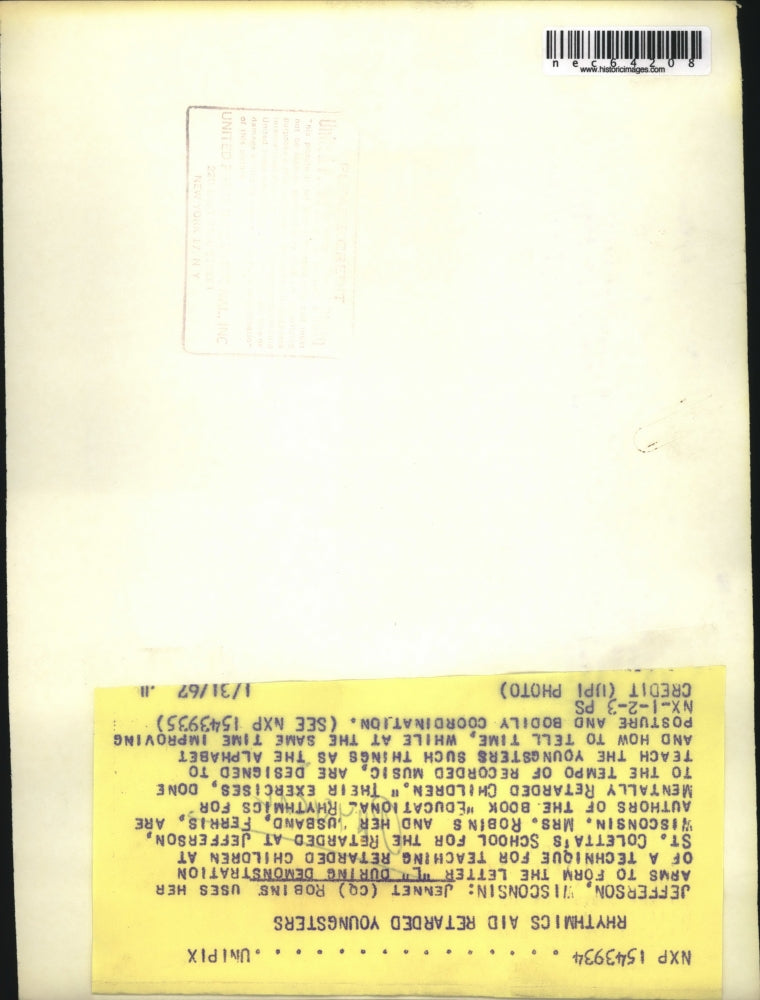 1967 Press Photo Jennet Robins forms the letter L during demonstration at St. Coletta's School for t