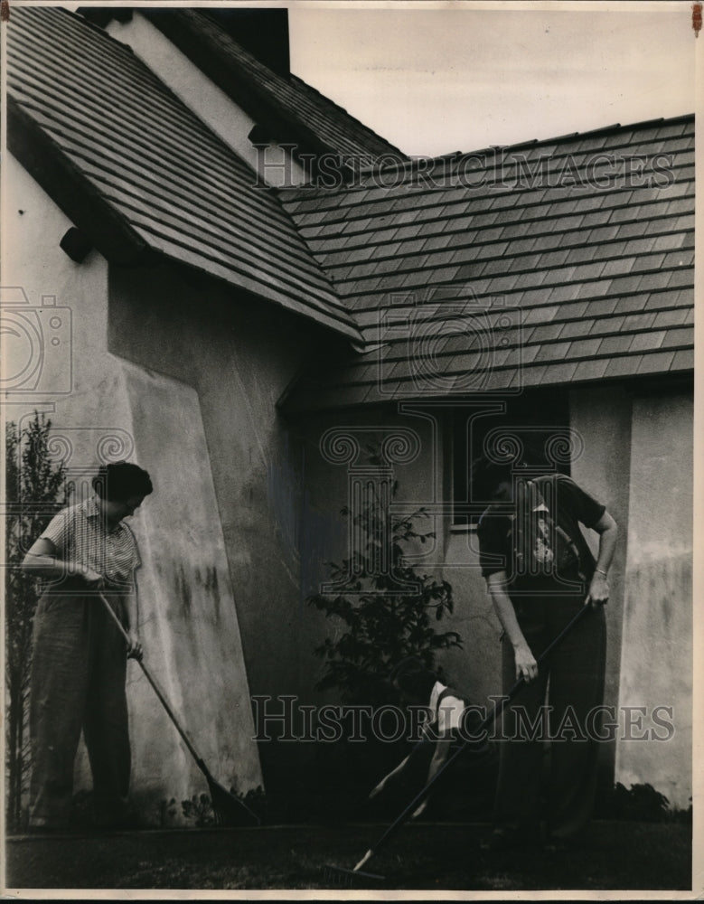 1945 Press Photo Couple Tend To Garden At Navy Family Chapel- Historic Images