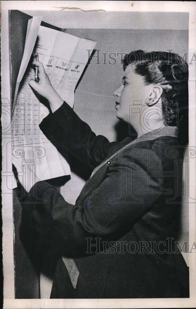 Load image into Gallery viewer, 1952 Press Photo Mrs. Earl Essman expentant mother casts her ballot at office of board of elections
