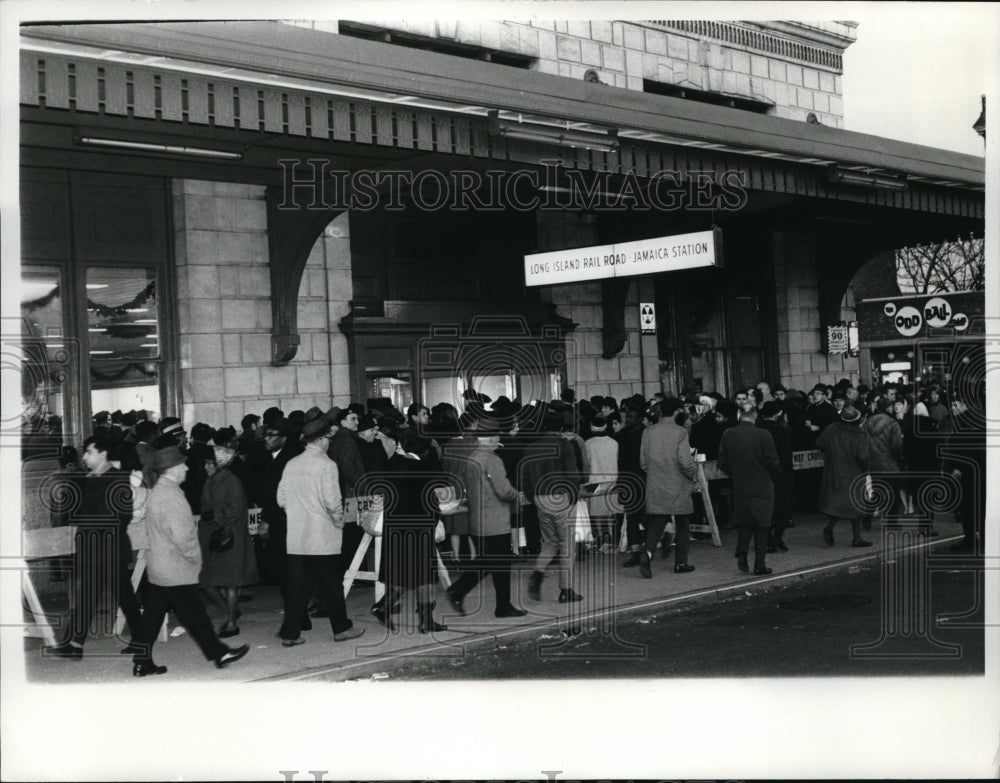 1966 Press Photo Crowds at Long Island Railroad Station During NYC Strike- Historic Images