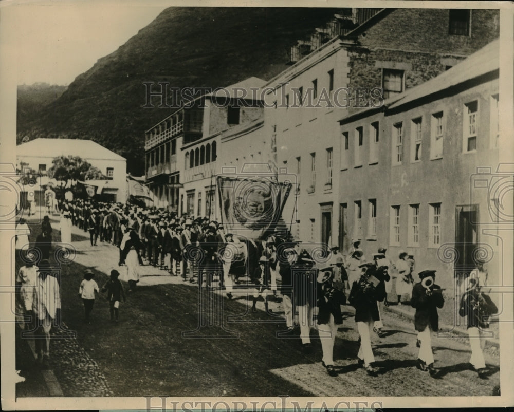 1925 Press Photo Prince Of Wales welcomed to St. Helena UK - nec64540