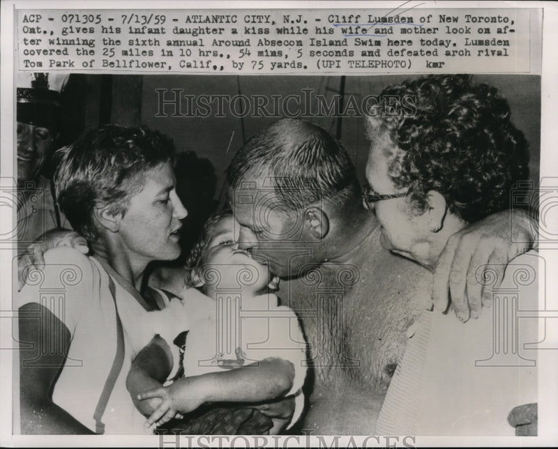 Load image into Gallery viewer, 1959 Press Photo Cliff Lumsden Daughter Kiss Celebrates Victory - nec64589
