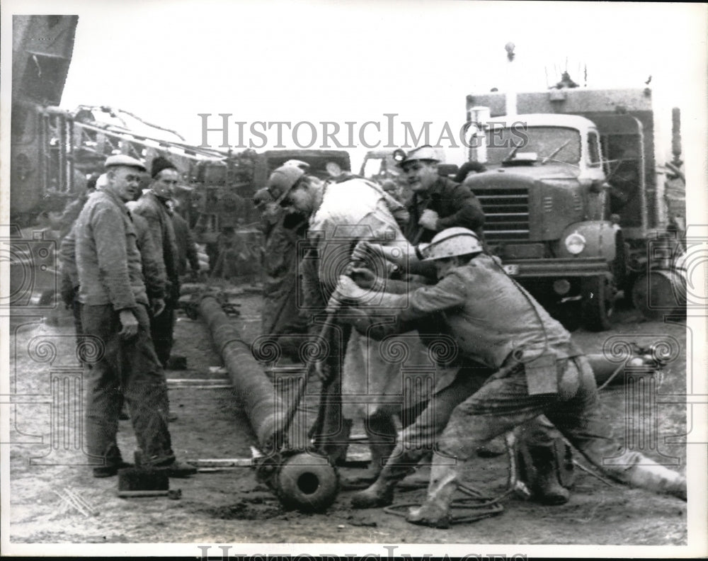 1963 Press Photo Rescue workers prepare huge drill to enlarge pilot hole at Lengede-Broistedt Mine- Historic Images