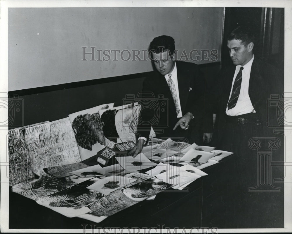 1937 Press Photo 2 clerk men at the Custom&#39;s house - Historic Images