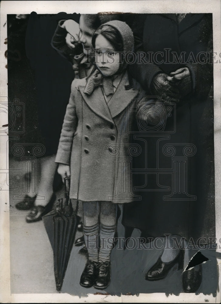 1940 Press Photo London, a young girl waits at train station for her dad