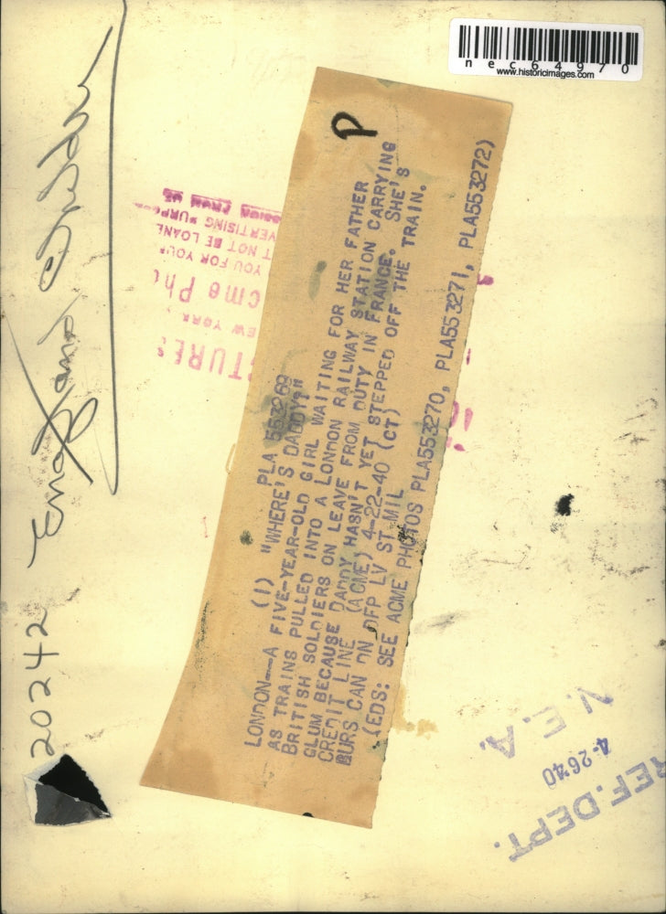 1940 Press Photo London, a young girl waits at train station for her dad