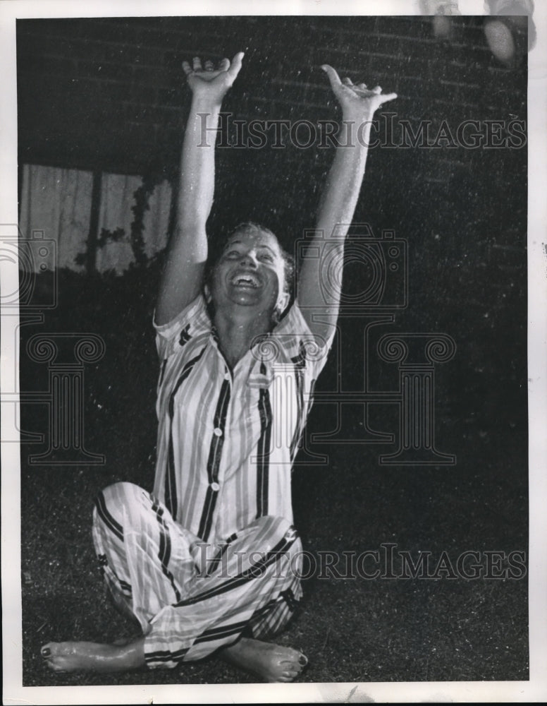 1953 Press Photo josephine Dikowicz of Cleveland in the rain