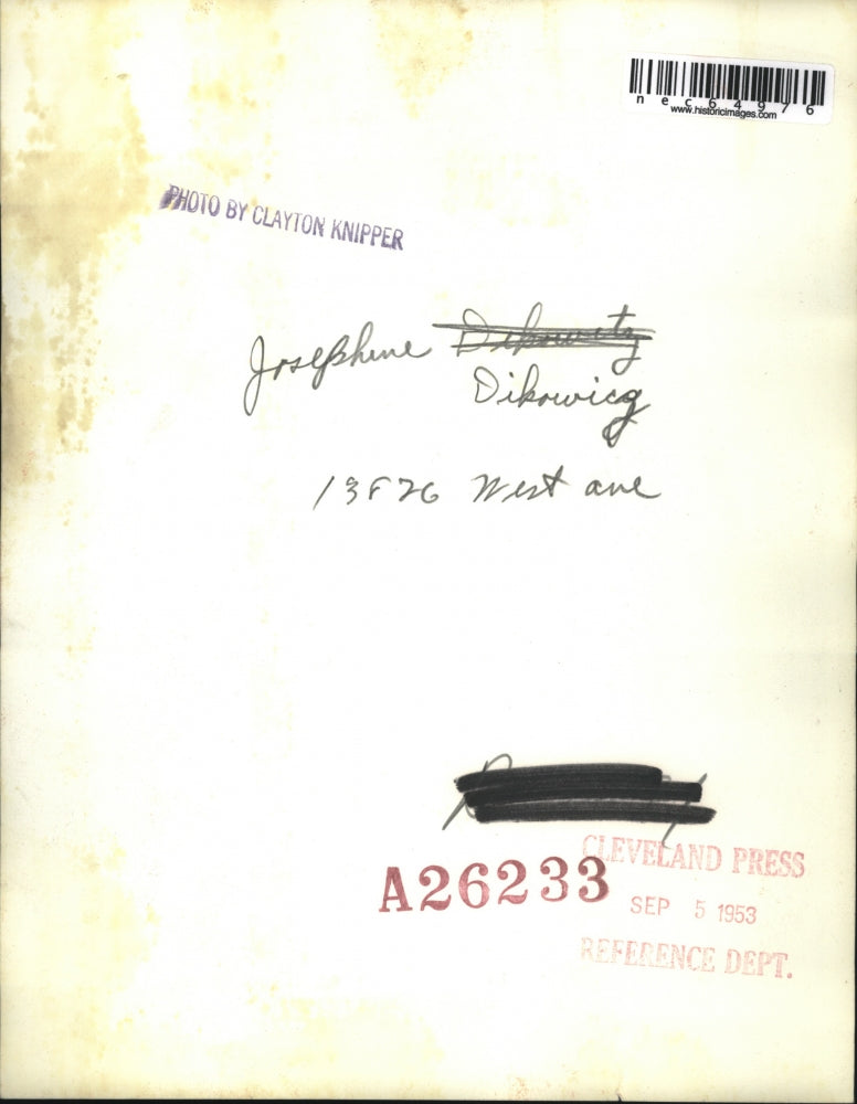 1953 Press Photo josephine Dikowicz of Cleveland in the rain