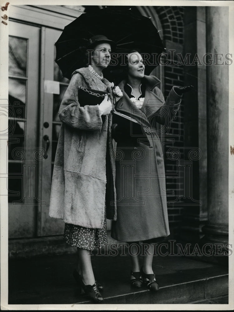 1927 Press Photo Mrs. Ervin Pope and Mrs.Edward P.McKinley with umbrella.