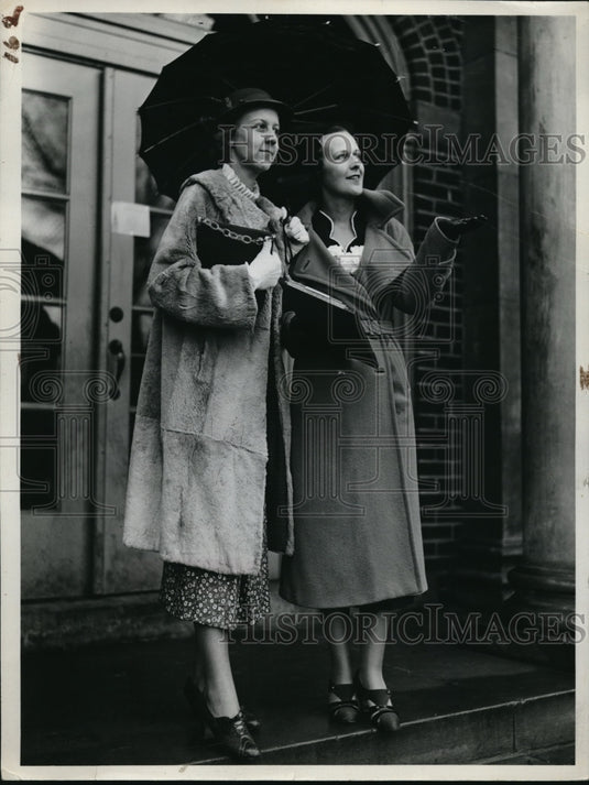 1927 Press Photo Mrs. Ervin Pope and Mrs.Edward P.McKinley with umbrella.