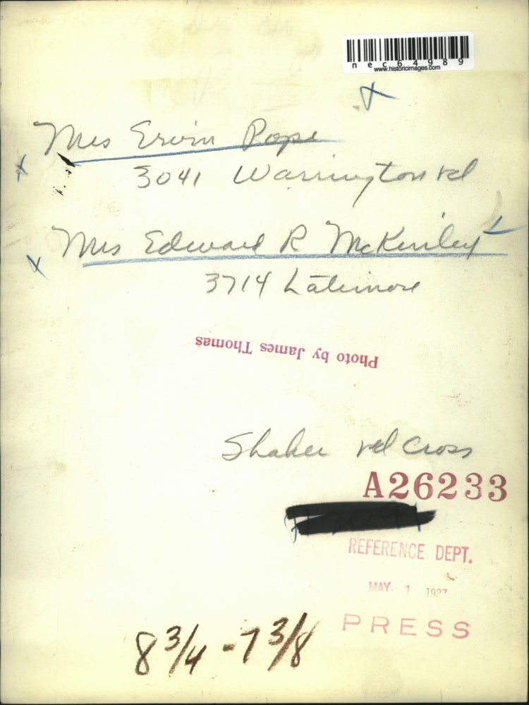 1927 Press Photo Mrs. Ervin Pope and Mrs.Edward P.McKinley with umbrella.