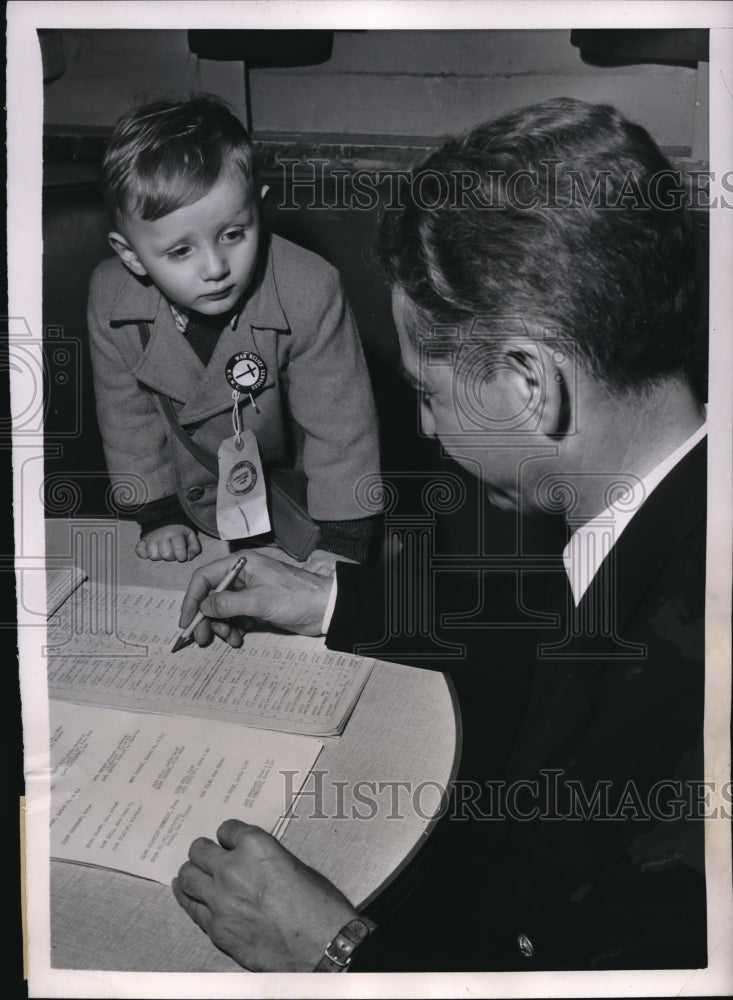 1951 Press Photo NYC Erwin Veres age 2 and Customs officer Art Seale- Historic Images