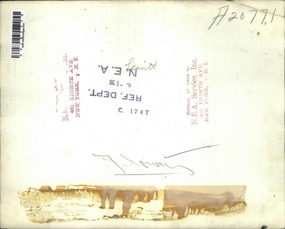 1936 Press Photo Hanging flower basket decorative displays