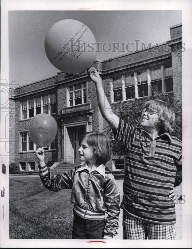 Load image into Gallery viewer, Press Photo Students Bridgett McEntee &amp; Jon Jewitt Hold Balloons - nec65302
