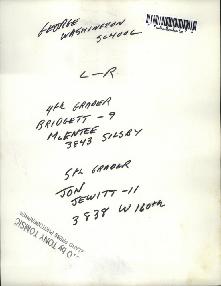 Press Photo Students Bridgett McEntee & Jon Jewitt Hold Balloons - nec65302