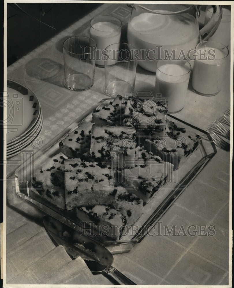 1940 Press Photo Chocolate Chip Cookie Bars With Milk Delicious Desert