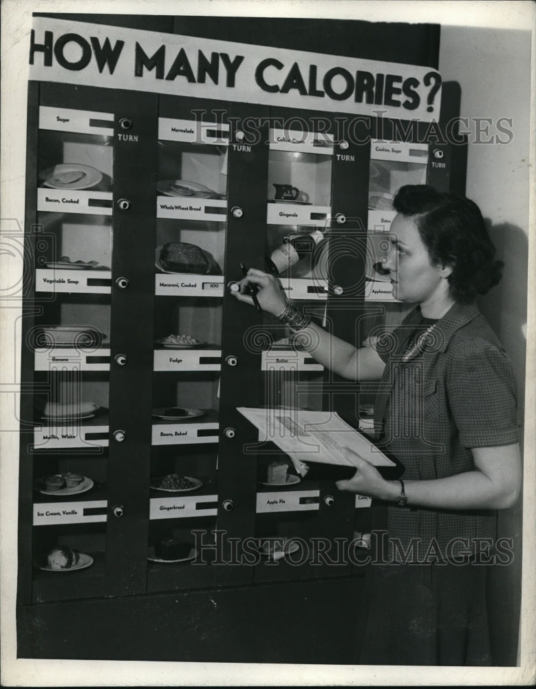 1944 Press Photo Attendant checks calorie contents at food o mat