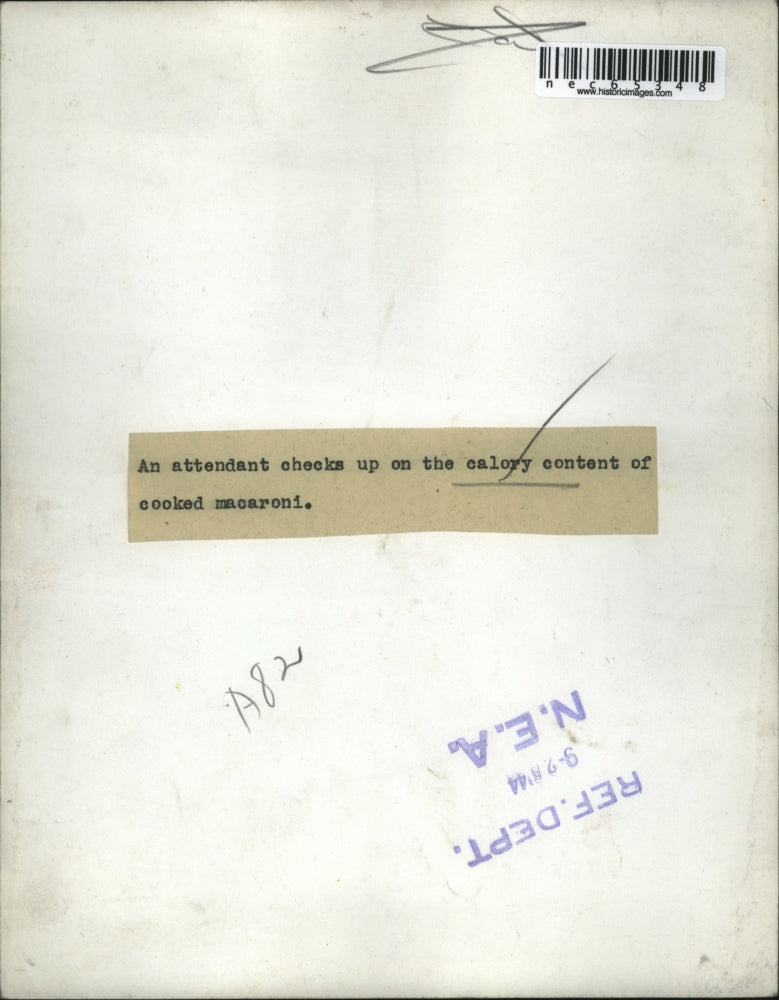 1944 Press Photo Attendant checks calorie contents at food o mat