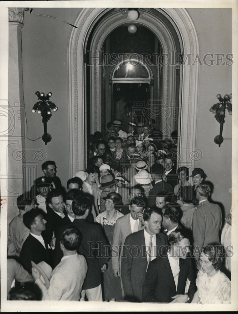 1934 Press Photo Congressmen and their families in corridor of - nec65363