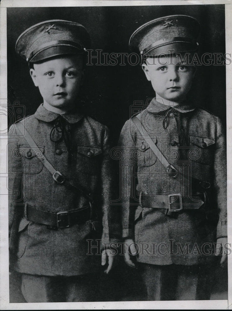 Press Photo twin boys in uniforms - nec65379