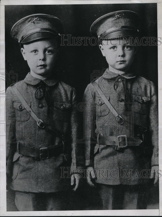 Press Photo twin boys in uniforms - nec65379