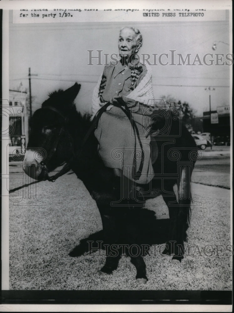 1953 Press Photo lady in shawl riding - Historic Images