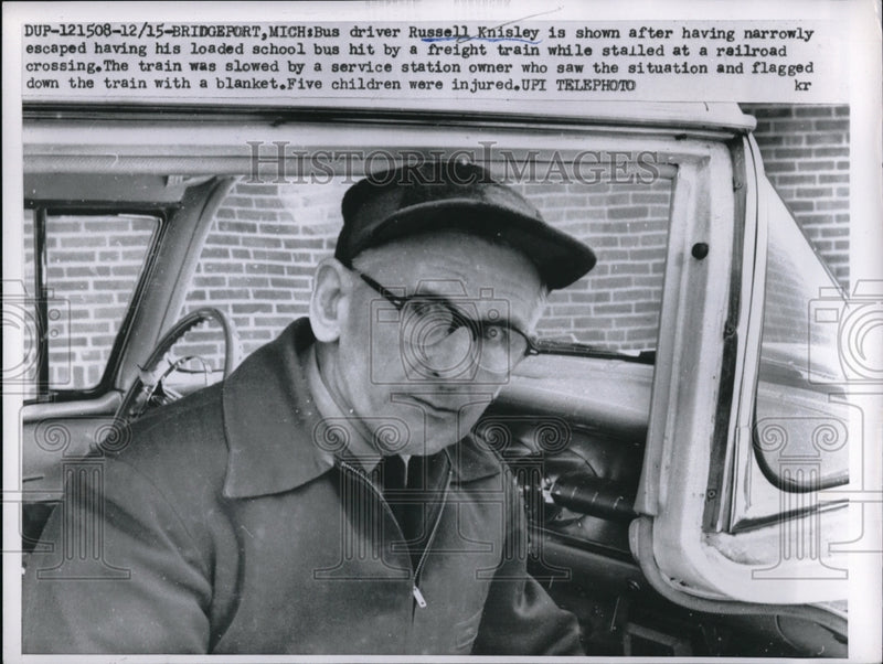 Load image into Gallery viewer, 1958 Press Photo Bridgeport, Mich bus driver Russell Knisley almost hit by train
