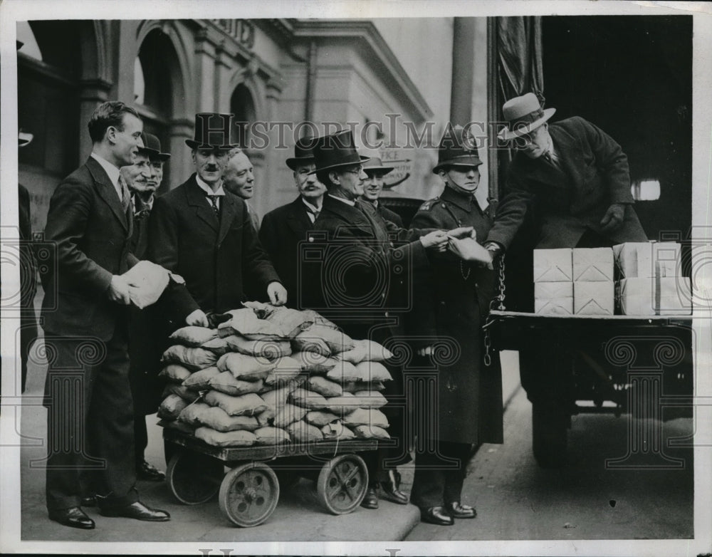 1933 Press Photo Hammer-Smith England Town Hall police Protection of transfer of