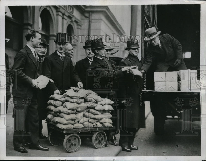 Load image into Gallery viewer, 1933 Press Photo Hammer-Smith England Town Hall police Protection of transfer of
