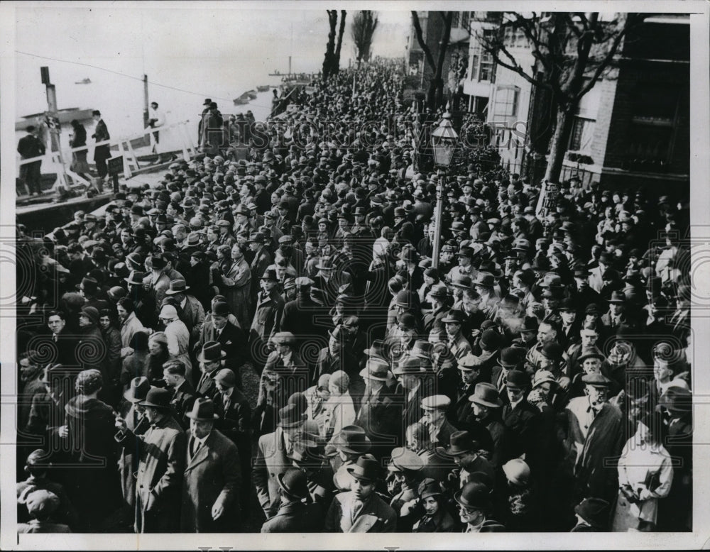 1934 Press Photo Throng at Hammersmith Cambridge Crew WIns over Oxford- Historic Images