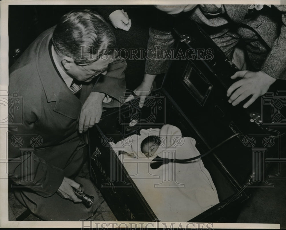 1938 Press Photo Dr. Herman N. Bundesen with Twins Jose De Jesus & Ana Maria