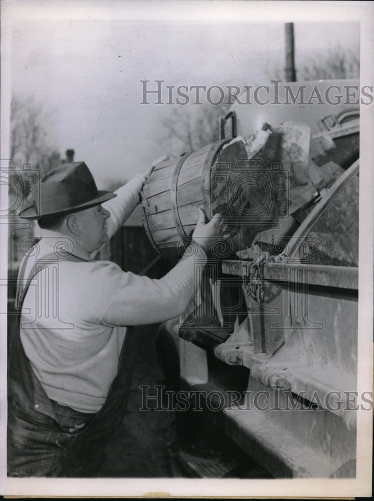 1943 Press Photo Springfield, Ill Frank Hoke Lock helps with garbage collection