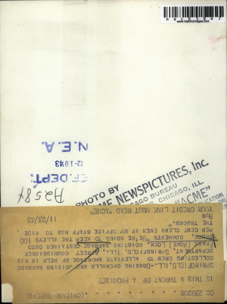 1943 Press Photo Springfield, Ill Frank Hoke Lock helps with garbage collection