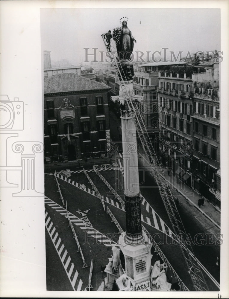 Load image into Gallery viewer, Press Photo Fireman places flowers on top of Romes most blessed Virgin in Piazza
