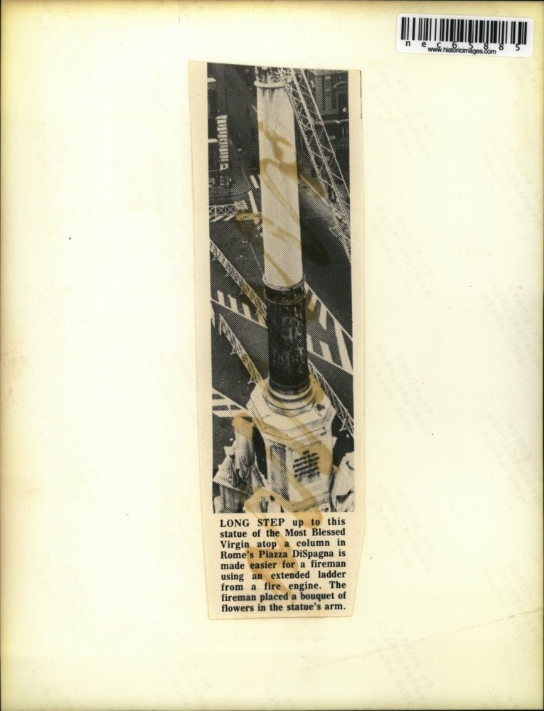 Press Photo Fireman places flowers on top of Romes most blessed Virgin in Piazza