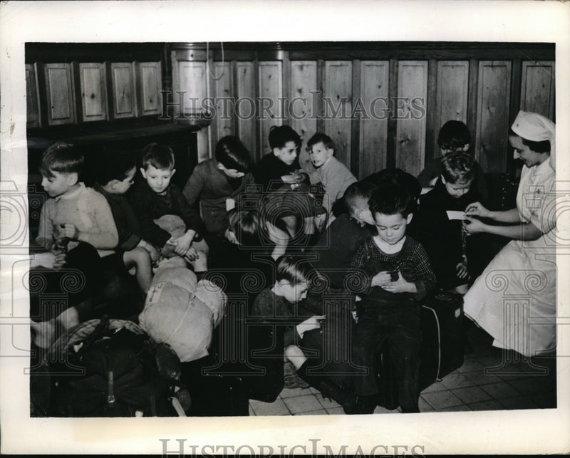 Load image into Gallery viewer, 1941 Press Photo French Children to leave Paris for fresh air
