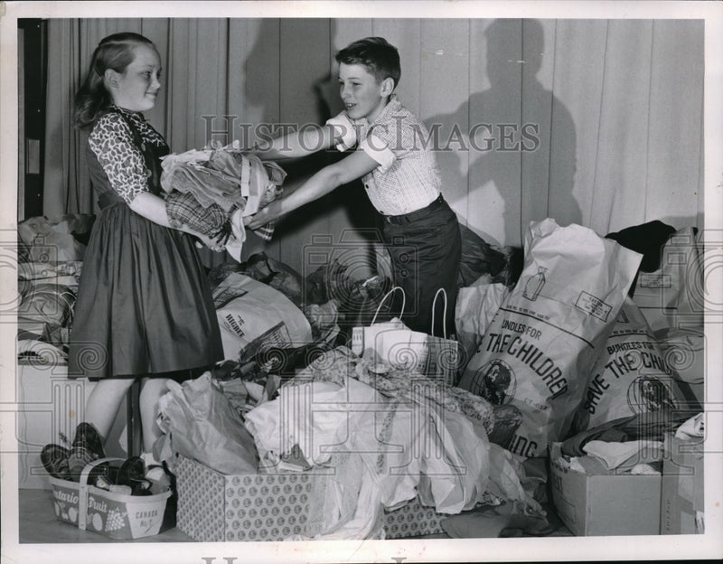 Load image into Gallery viewer, 1960 Press Photo Susan Cameron and Ronald Volanti of Warnsville Hgts, Ohi

