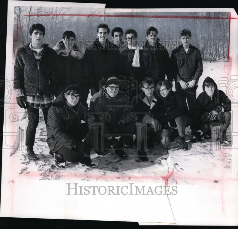 Load image into Gallery viewer, 1968 Press Photo Normandy HS juniors on Christmas vacation - nec65960

